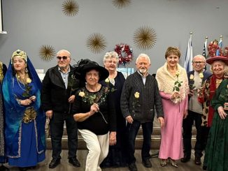 Артисты и участники Центров Forever Young в Линкольнвуде и Уилинге отмечают праздники вместе и обмениваются тёплыми пожеланиями на Новый год. Фото: Forever Young