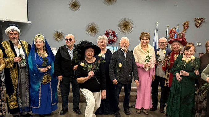 Артисты и участники Центров Forever Young в Линкольнвуде и Уилинге отмечают праздники вместе и обмениваются тёплыми пожеланиями на Новый год. Фото: Forever Young