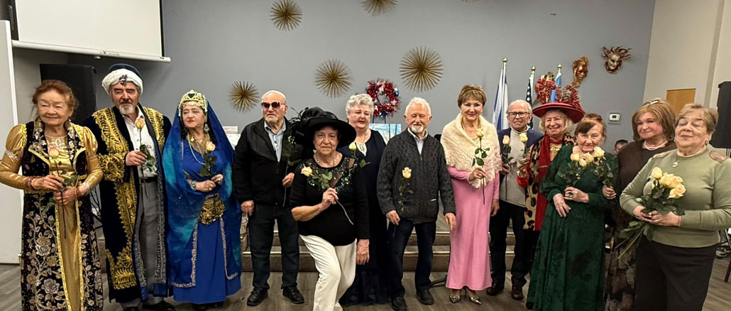 Артисты и участники Центров Forever Young в Линкольнвуде и Уилинге отмечают праздники вместе и обмениваются тёплыми пожеланиями на Новый год. Фото: Forever Young