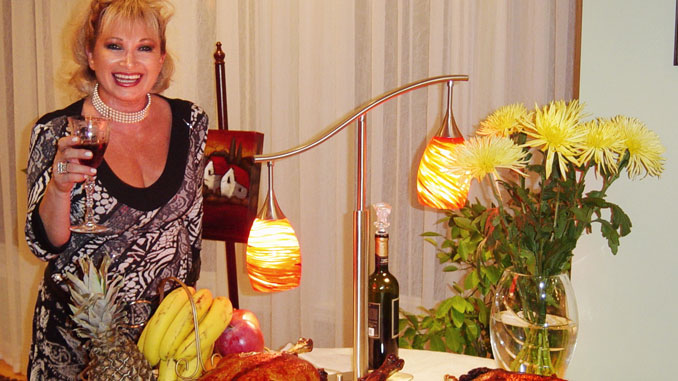 Марта Литас, основательница Центра, поднимает бокал за наш общий праздник: на столе индейка “по-американски” и гусь “по-русски”- символы двух культур, ставших одной семьёй. Фото: Л. Литас