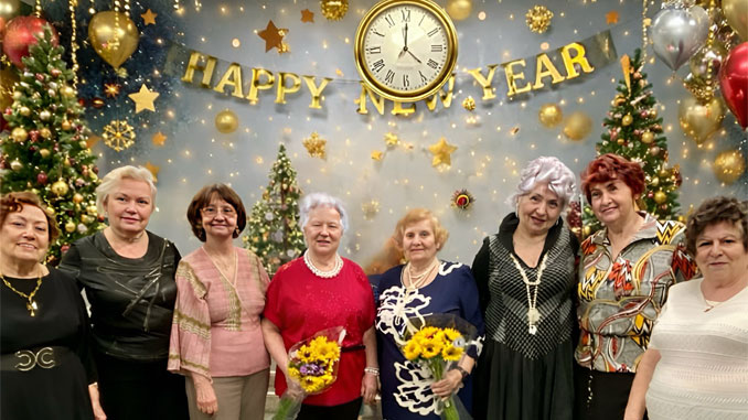 Посетители Центра Forever Young в Уилинге встречают Новый год вместе, с улыбками, цветами и искренними пожеланиями, чтобы в наступающем году сбывались самые заветные мечты. Фото: Forever Young