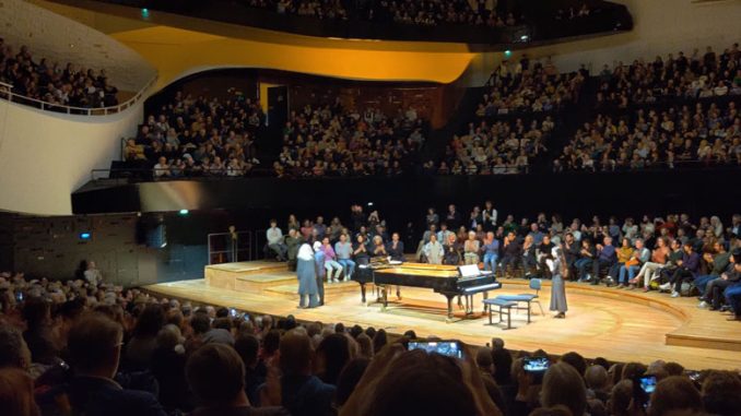 Парижская филармония, 10 ноября 2025 года. После концерта Марты Аргерих и Нельсона Гернера. Фото автора