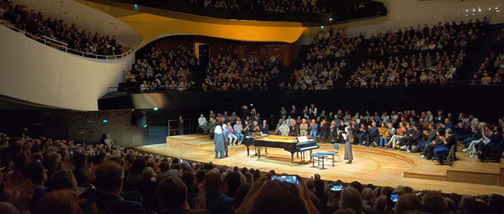 Парижская филармония, 10 ноября 2025 года. После концерта Марты Аргерих и Нельсона Гернера. Фото автора