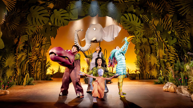 Сцена из спектакля “Огромный крокодил”. Фото - Дэнни Каан