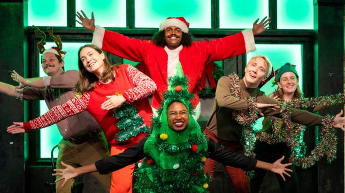 Сцена из спектакля The Second City. Фото - Тимоти Шмидт