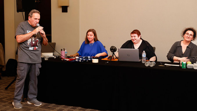 Григорий Остров представляет Игровое Жюри XXXVIII Октрытого Чемпионата Америки по Что? Где? Когда?: слева-направо: Ведущая чемпионата Александра Лукаш, Майя Файн, Анна Штром