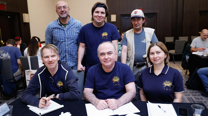 Серебряные призёры чемпионата ЧГК - команда "Инк" (Пало-Альто) слева-направо сидят: Виктор Исаев,, Константин Бриф (капитан), Елена Лесных стоят: Роман Кацыв, Сергей Лобачев., Евгений Берман