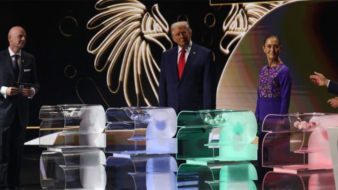 Премьер-министр Канады Марк Карни, президент Мексики Клаудия Шейнбаум и президент США Дональд Трамп во время жеребьевки
