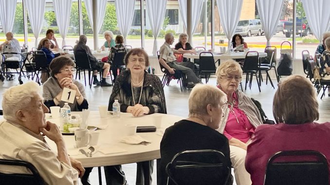 Общие обеды, интересные концерты и живое общение в тёплых залах наполняют зиму смыслом, и время проходит незаметно. Фото Л. Литас