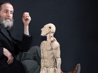 Основатель и руководитель фестиваля Блэр Томас с куклой. Фото - Саверио Тралья