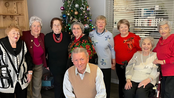 Участники Forever Young во время концерта: кто-то сидит, кто-то стоит, кто-то танцует — но все вовлечены в движение, в хорошей компании и под заботливым вниманием сотрудника Центра Иосифа Голека. Фото: В. Крупейченко