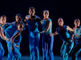 Сцена из композиции “En Masse”. Фото - Luis Luque