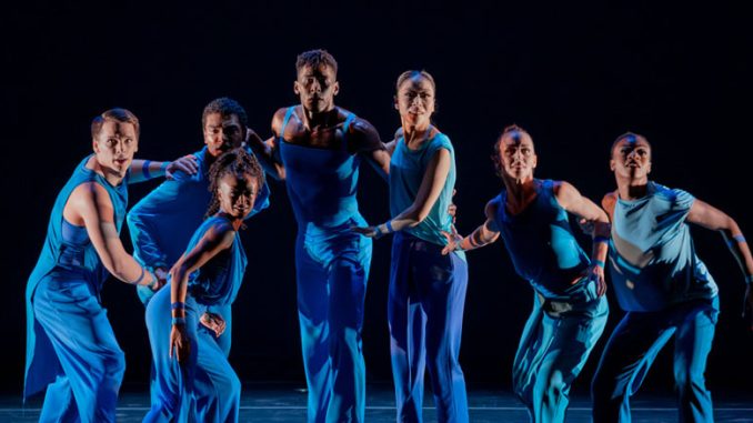 Сцена из композиции “En Masse”. Фото - Luis Luque