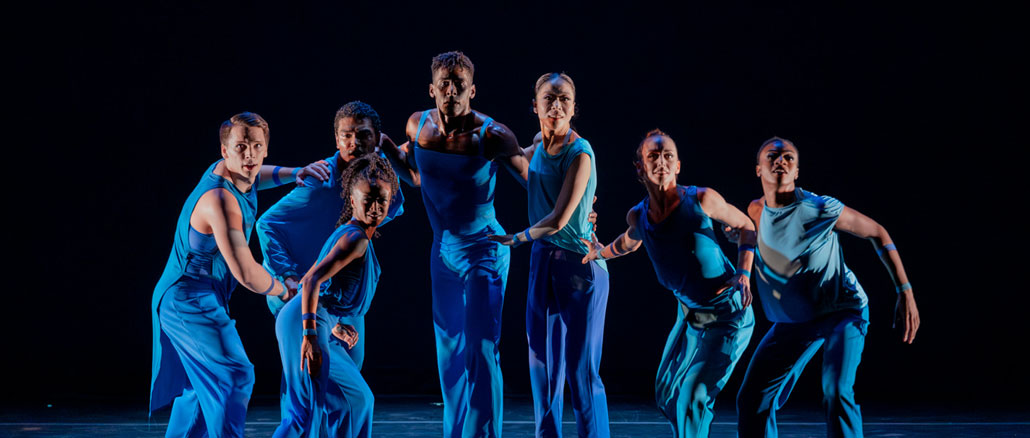 Сцена из композиции “En Masse”. Фото - Luis Luque