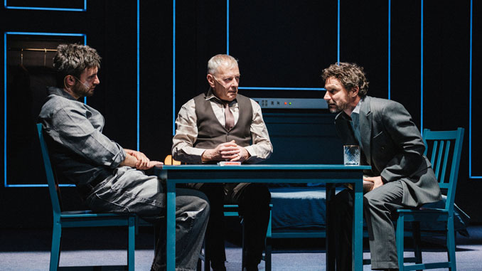 Сцена из спектакля “Долгий день уходит в ночь”. Фото - Влад Думитру