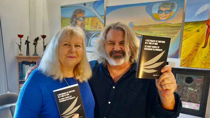 Наталья Братус и Джон Фридман на презентации первого издания книги “A Dictionary of Emotions in a Time of War: 20 Short Works by Ukrainian Playwrights”. Фото - Worldwide Ukrainian Play Readings