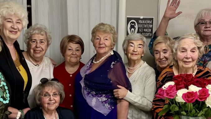 Участники Forever Young — яркие, активные и всегда вместе на праздниках. Фото: В. Крупейченко