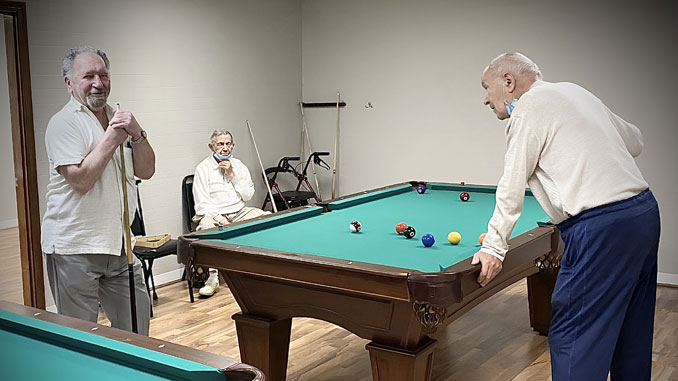 Бильярд в Центре давно стал частью повседневного ритма и по-прежнему остаётся одним из самых любимых занятий участников. Фото Л. Литас
