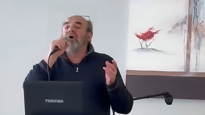 Анатолий Руденко — любимый водитель и любимый певец Forever Young, который всегда поднимает настроение всем вокруг. Фото: В. Крупейченко