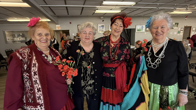 Слева направо: Галина Сирота, Тамара Голенко, Наталья Завалко и Валентина Ткаченко — творческий костяк Forever Young, люди, которые создают настроение и заражают им весь зал. Фото: В. Крупейченко