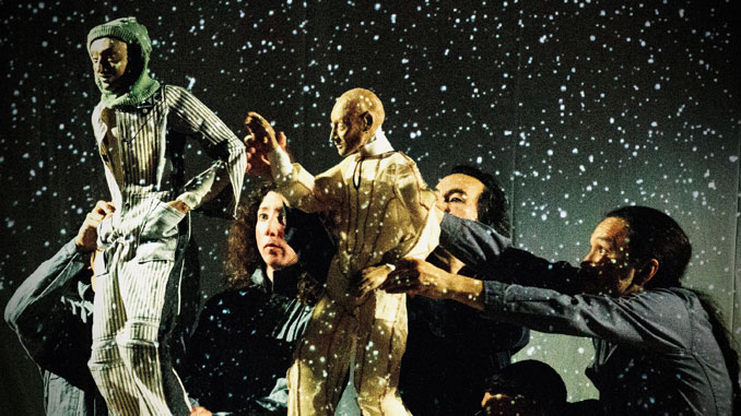 Сцена из спектакля “Левая рука тьмы”. Фото - Зак Сан