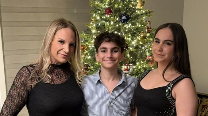 Старый Новый год — по-семейному. Татьяна Цикис, генеральный директор Forever Young, с детьми Майклом и Анджелиной у новогодней ёлки. Фото: Т. Цикис