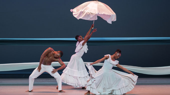 Сцена из спектакля Alvin Ailey American Dance Theater. Фото - Пол Колник