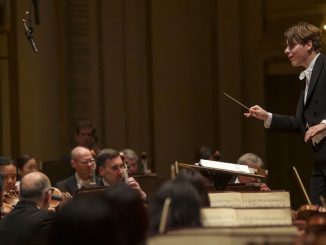 Клаус Мякеля дирижирует ЧСО (Чикаго, 1 мая 2025 года). Фото - Тодд Розенберг