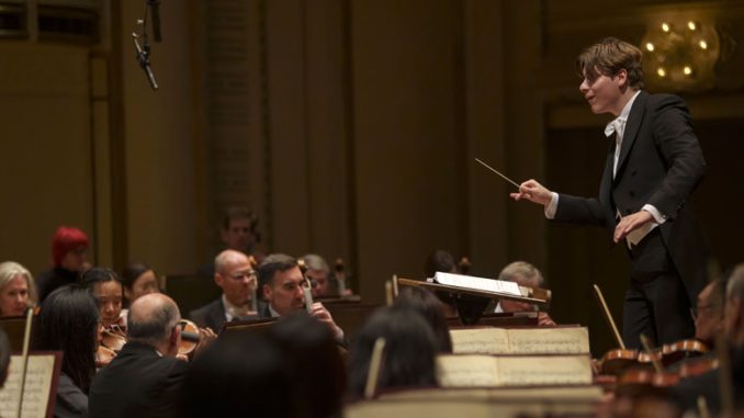 Клаус Мякеля дирижирует ЧСО (Чикаго, 1 мая 2025 года). Фото - Тодд Розенберг