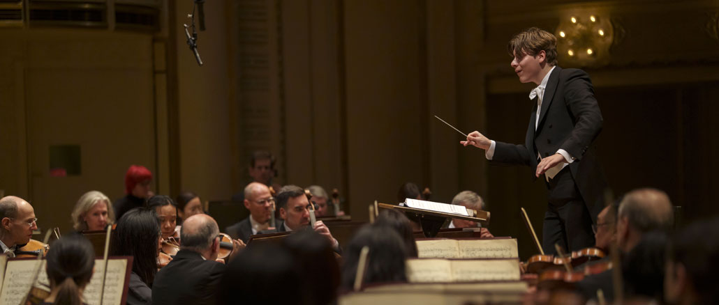 Клаус Мякеля дирижирует ЧСО (Чикаго, 1 мая 2025 года). Фото - Тодд Розенберг