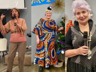 Марик Сокольский в образе султана и Людмила Хачатурян в роли одной из его жён полностью погружены в сцену на концерте, подготовленном совместно двумя центрами. Радость игры и живое воображение становятся ключом к ежедневному счастью. Фото В. Крупейченко; Галина Малученко выступает на концерте Центра Вилинга с апломбом и внутренней свободой. Так проживается жизнь во весь рост. Фото Л. Бел; Каждый день кто-то где-то что-то празднует. Почему бы не присоединиться, как это делает активная участница Мира Иоффе в образе петуха в честь Китайского Нового года. Фото Т. Цикис; Ольга Чумак выступает на сцене Центра, напоминая, что радость повседневного участия рождается из присутствия, голоса и желания быть вместе. Фото Forever Young; Лев Бряков встречает год в образе своего знака китайского гороскопа — Свиньи, с юмором и удовольствием входя в праздничный ритм Центра. Фото Т. Цикис