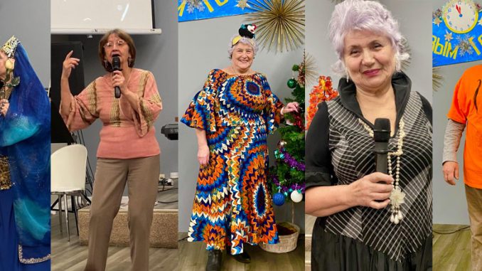 Марик Сокольский в образе султана и Людмила Хачатурян в роли одной из его жён полностью погружены в сцену на концерте, подготовленном совместно двумя центрами. Радость игры и живое воображение становятся ключом к ежедневному счастью. Фото В. Крупейченко; Галина Малученко выступает на концерте Центра Вилинга с апломбом и внутренней свободой. Так проживается жизнь во весь рост. Фото Л. Бел; Каждый день кто-то где-то что-то празднует. Почему бы не присоединиться, как это делает активная участница Мира Иоффе в образе петуха в честь Китайского Нового года. Фото Т. Цикис; Ольга Чумак выступает на сцене Центра, напоминая, что радость повседневного участия рождается из присутствия, голоса и желания быть вместе. Фото Forever Young; Лев Бряков встречает год в образе своего знака китайского гороскопа — Свиньи, с юмором и удовольствием входя в праздничный ритм Центра. Фото Т. Цикис