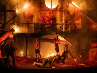 Сцена из спектакля “Изгои”. Фото - Мэтью Мерфи