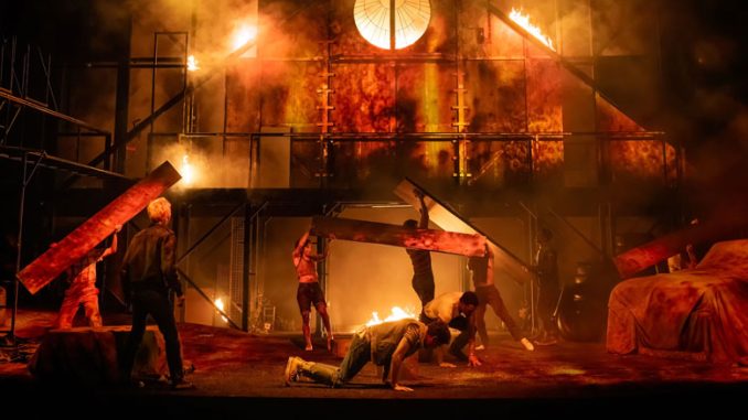 Сцена из спектакля “Изгои”. Фото - Мэтью Мерфи