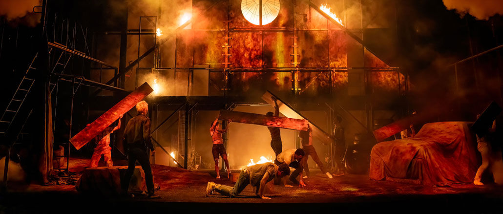 Сцена из спектакля “Изгои”. Фото - Мэтью Мерфи