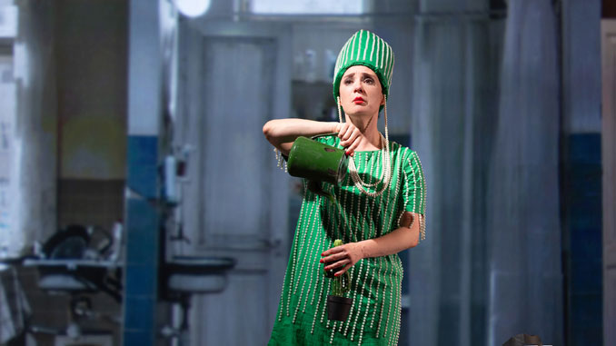 Чулпан Хаматова в спектакле “Записки сумасшедших”. Фото - Art Seen Films