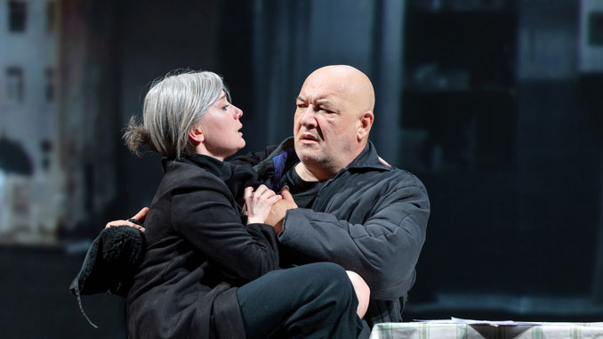 Сцена из спектакля “Записки сумасшедших”. Фото - Art Seen Films