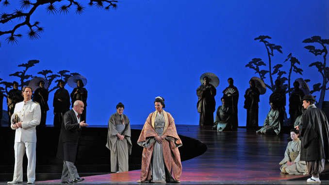 Сцена из спектакля “Мадам Баттерфляй” (Лирик-опера, сезон 2013-14 годов). Фото - Дэн Рест