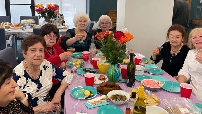 Дружбы, которые рождаются в Центре Forever Young, оказываются настолько крепкими, что посетители продолжают встречаться и праздновать вместе и за пределами этих родных стен — как, например, эти подруги, которые отмечают Международный женский день в своём здании. Фото: В. Крупейченко