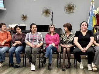 Сотрудницы и руководители Центра Forever Young — героини праздничного концерта к Международному женскому дню, организованного посетителями центра. Фото: Л. Бел