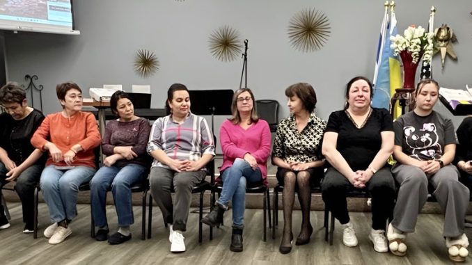 Сотрудницы и руководители Центра Forever Young — героини праздничного концерта к Международному женскому дню, организованного посетителями центра. Фото: Л. Бел