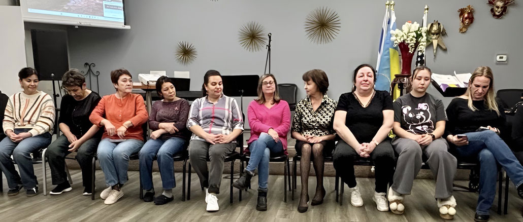 Сотрудницы и руководители Центра Forever Young — героини праздничного концерта к Международному женскому дню, организованного посетителями центра. Фото: Л. Бел