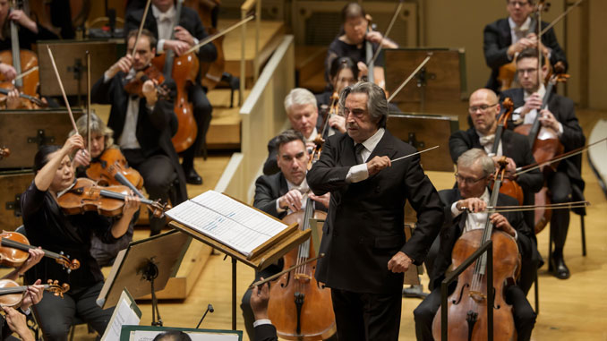 Маэстро Р.Мути дирижирует ЧСО (Чикаго, 30 октября 2025 года). Фото - Тодд Розенберг