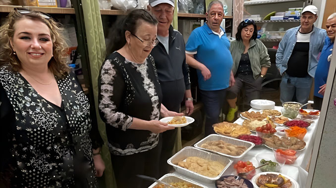 Сотрудники Forever Young делят хлеб и разговоры за общим столом — как настоящая семья. Фото: Т. Цикис