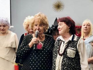 Лариса Тургель (с микрофоном) ведёт концертную программу «Сказки о любви», посвящённую историям Золушки, Спящей красавицы и Аленького цветочка. Автор проекта — Вика Гуменюк. Так создаётся наша семья. Фото: Л. Тургель