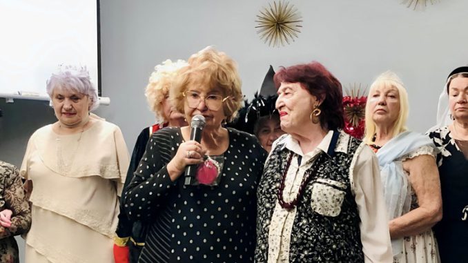 Лариса Тургель (с микрофоном) ведёт концертную программу «Сказки о любви», посвящённую историям Золушки, Спящей красавицы и Аленького цветочка. Автор проекта — Вика Гуменюк. Так создаётся наша семья. Фото: Л. Тургель