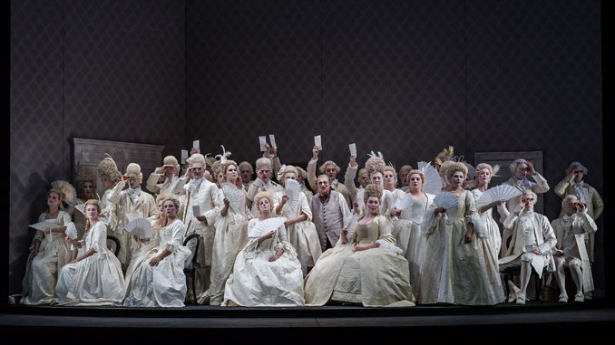 Сцена из спектакля “Дон Паскуале” (Глайндборнский оперный фестиваль). Фото - Клив Барда