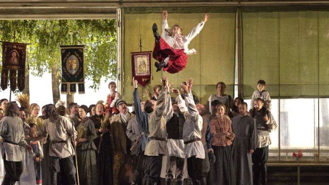 Сцена из спектакля “Евгений Онегин”. Фото - MET