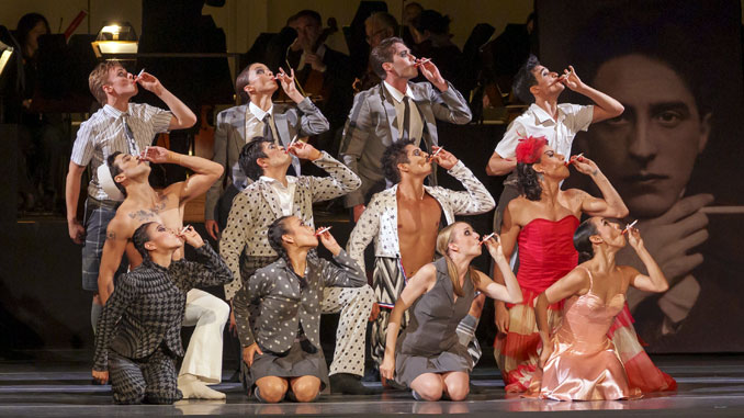 Сцена из спектакля “Les Boeufoons”. Фото - Тодд Розенберг