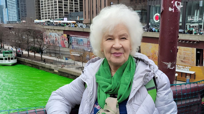 Ольга Михалкова на фоне изумрудной реки Чикаго — в самый разгар празднования Дня святого Патрика. Фото: В. Крупейченко